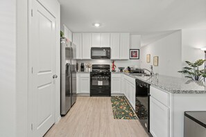 Fridge, microwave, oven, stovetop - Anna Haven, Cozy Family retreat (Anna)