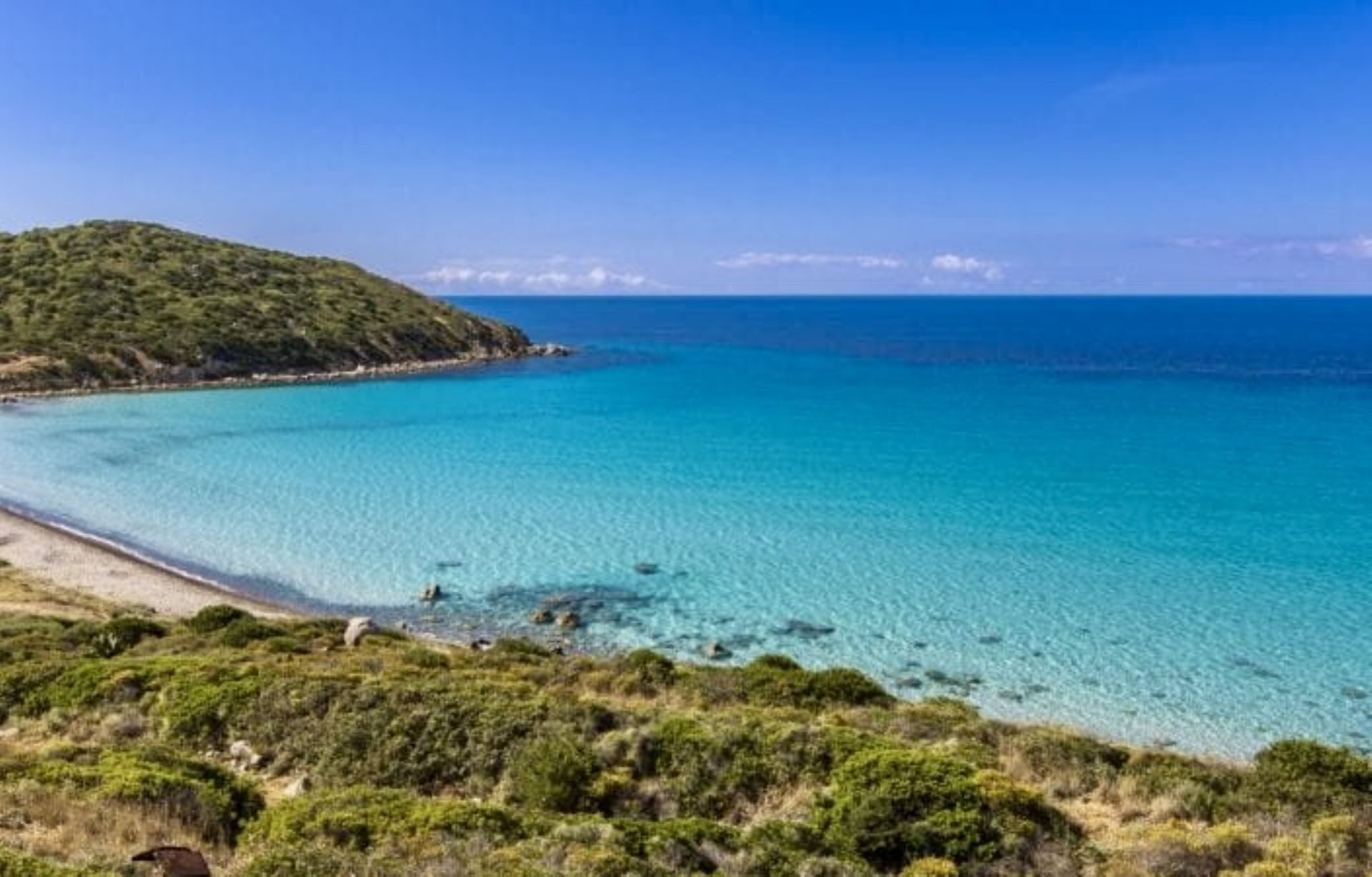 Nær stranden, solsenger og strandhåndklær