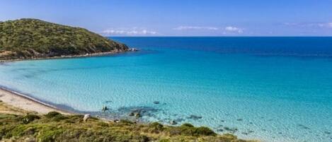 Nær stranden, solsenger og strandhåndklær