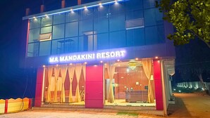 A building with a sign reading "MA MANDAKINI RESORT". - Maa Mandakini Resort By Asapian Hotels (Karwi)