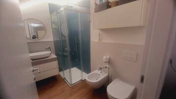 Douche, sĂšche-cheveux, serviettes fournies, savon