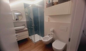 Een douche, een haardroger, handdoeken, zeep