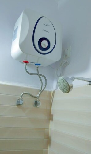 Ducha, artículos de higiene personal gratuitos, toallas y jabón