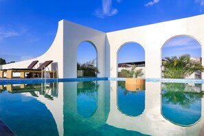 Outdoor pool, free pool cabanas, pool umbrellas - GuiLin Lijiang Wangyue Hotel (Guilin)