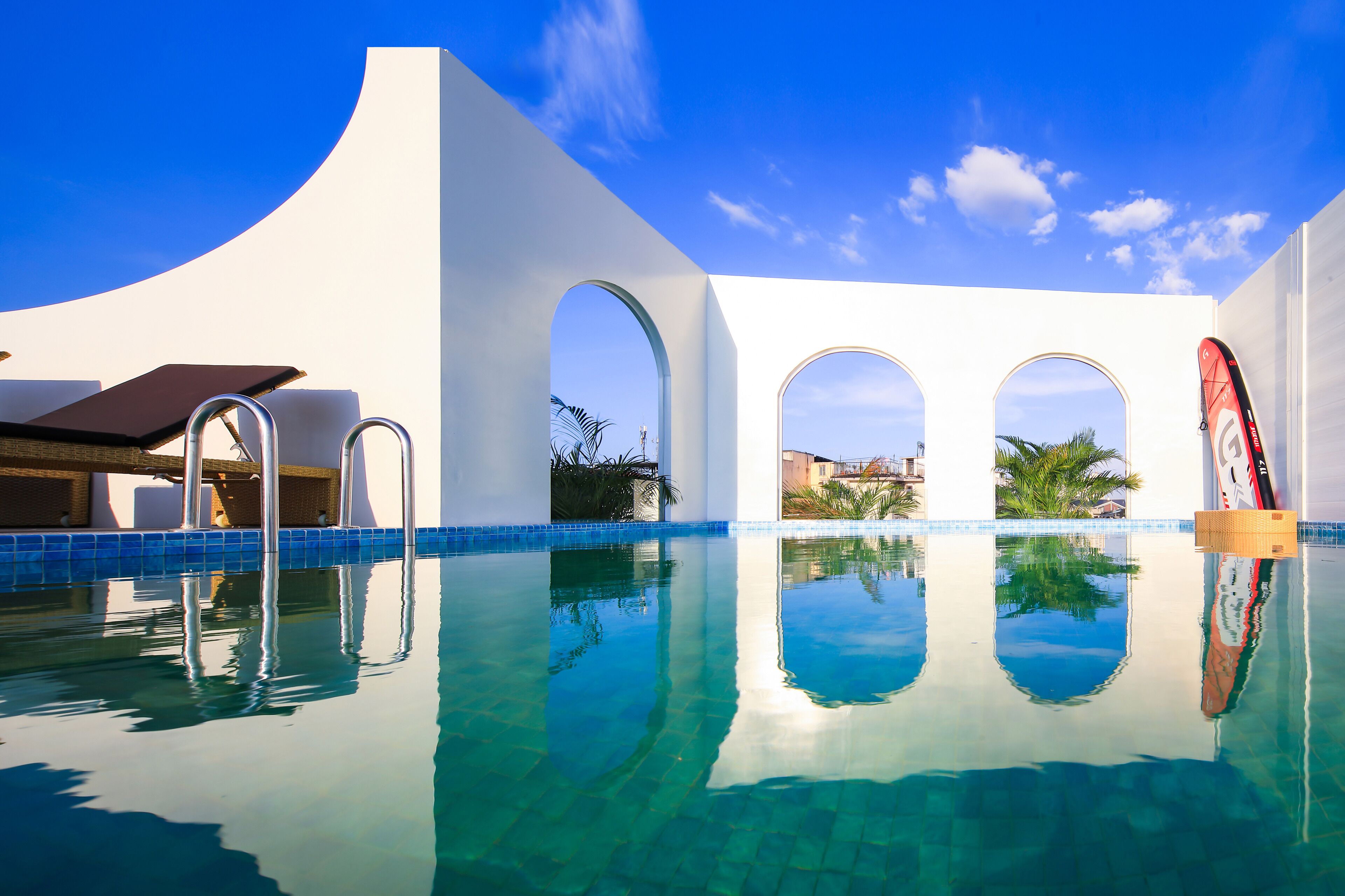 Kolam renang outdoor, dengan cabana gratis dan payung kolam renang