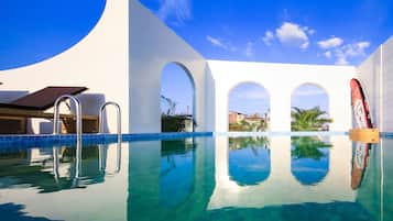 Kolam renang outdoor, dengan cabana gratis dan payung kolam renang