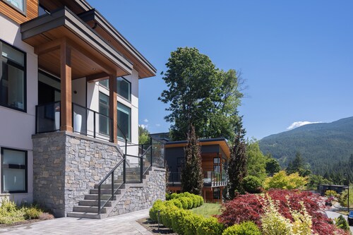 Spacious, comfortable family home situated in a serene location. Stunning views!