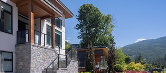 Spacious, comfortable family home situated in a serene location. Stunning views!