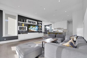 Smart TV, fireplace - Spacious, comfortable family home situated in a serene location. Stunning views! (Squamish)