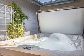 Bañera de hidromasaje al aire libre