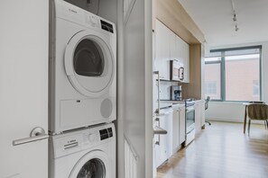 Fridge, microwave, oven, stovetop - Blueground | Navy Yard, gym, near Nats Park (Washington, D.C.)