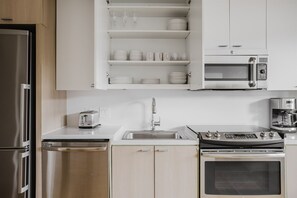 Fridge, microwave, oven, stovetop - Blueground | Navy Yard, gym, near Nats Park (Washington, D.C.)