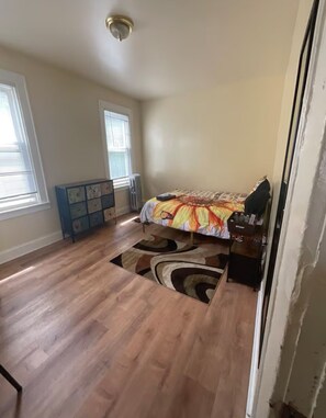 3 habitaciones, tabla de planchar con plancha, wifi y ropa de cama 