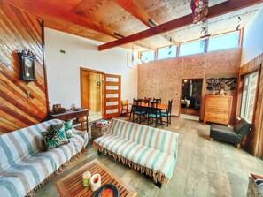 Smart TV, fireplace, ping pong - Casa Mila family house central and steps from the lake (Licanray)