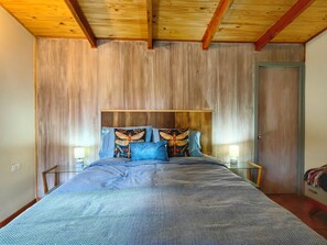 4 bedrooms, desk, iron/ironing board, travel crib