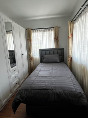 3 chambres, fer et planche à repasser, Wi-Fi, draps fournis