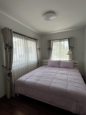 3 bedrooms, iron/ironing board, WiFi, bed sheets