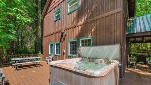 A wooden cabin with a hot tub, picnic table, and deck. - A cozy cabin near Lake Wenatchee/Leavenworth (Leavenworth)