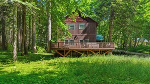 A wooden cabin with a deck, surrounded by trees. - A cozy cabin near Lake Wenatchee/Leavenworth (Leavenworth)