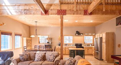 Pine Breeze Lodge -Shuffle Board, a Hot Tub and a Quiet Setting!