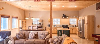 Pine Breeze Lodge -Shuffle Board, a Hot Tub and a Quiet Setting!
