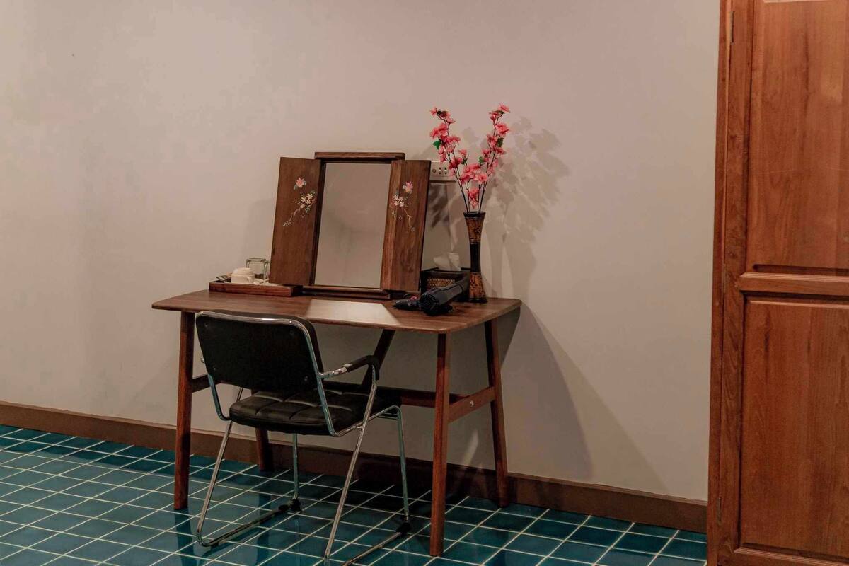 Desk, free WiFi