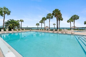 A heated pool - Serene Waterfront Views - Watch Dolphins on the Lanai; Resort Amenities & Wifi ~Walk to Dining/Shops (Marco Island)