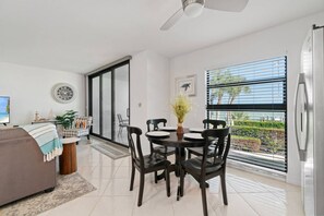 Interior - Serene Waterfront Views - Watch Dolphins on the Lanai; Resort Amenities & Wifi ~Walk to Dining/Shops (Marco Island)