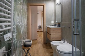 Habitación cuádruple, vista a la ciudad | Baño | Regadera, amenidades de baño gratuitas, secadora de cabello, toallas 