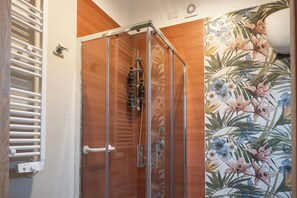 Deluxe-værelse med dobbeltseng eller 2 enkeltsenge - byudsigt | Badeværelse | Bruser, gratis toiletartikler, hårtørrer, håndklæder