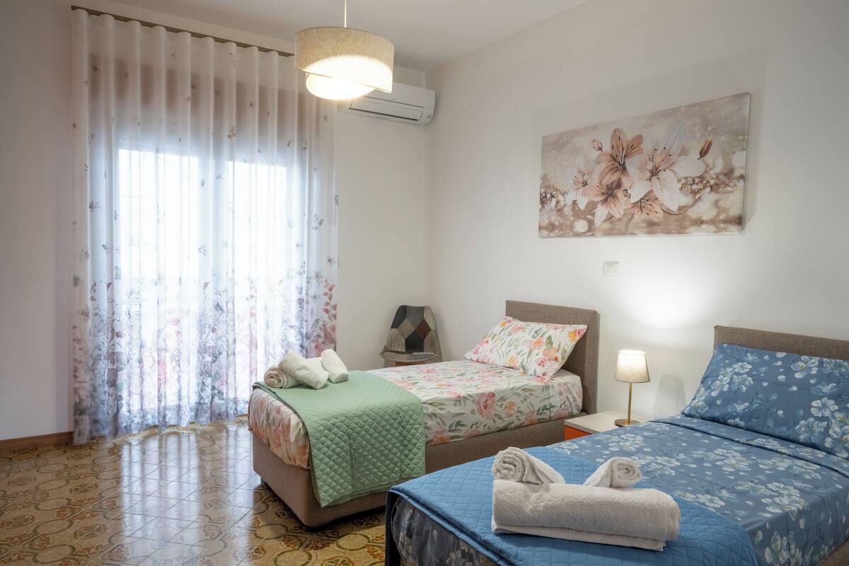 Deluxe Triple Room, City View | Desk, free WiFi