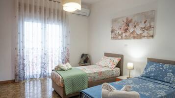 Tripla Deluxe, vista città | Una scrivania, Wi-Fi gratuito