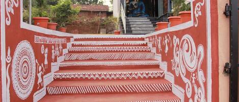 Eine Treppe mit aufwendigen weißen Mustern, die zu einem Hauseingang führt.
