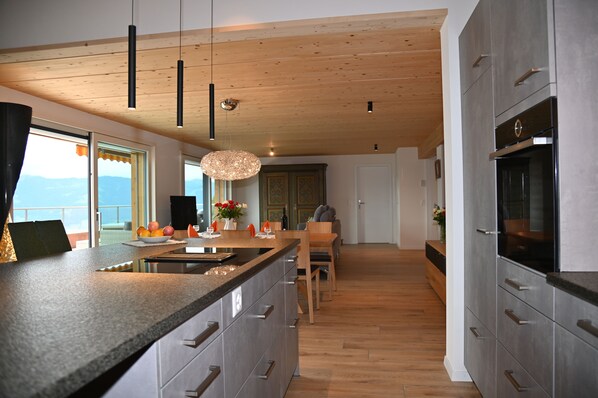 Kjøleskap, ovn, kokeplater og oppvaskmaskin