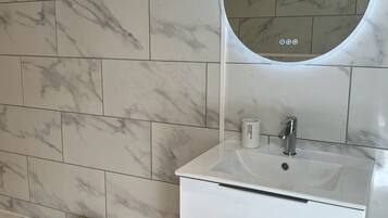 Poreamme, hiustenkuivaaja, pyyhkeet, saippua