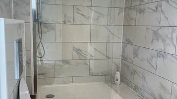 Vasca idromassaggio, asciugacapelli, asciugamani, sapone