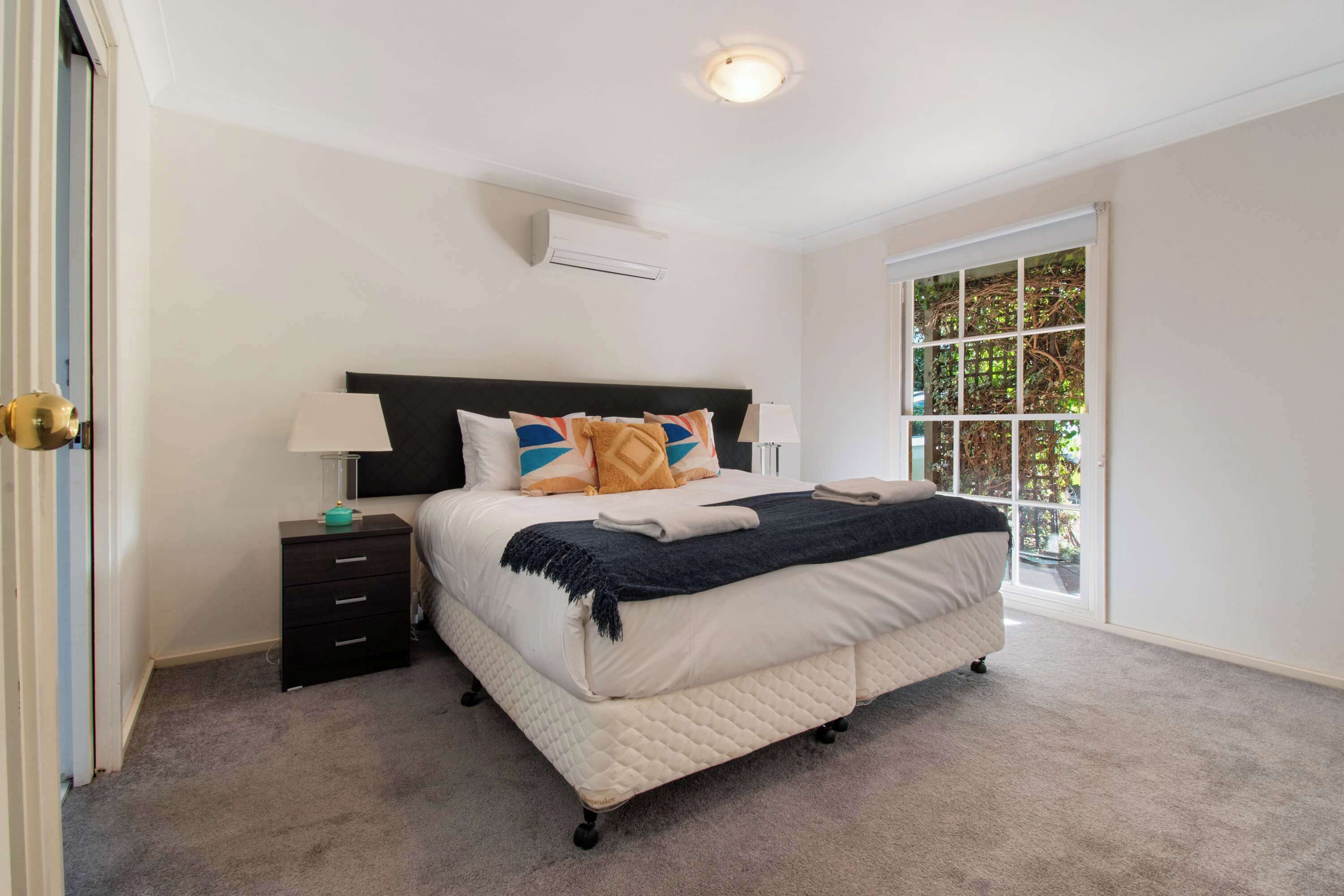 2 quartos, escrivaninha, ferros/tábuas de passar roupa, berço de viagem