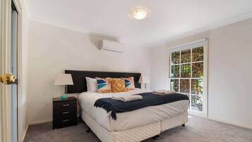 2 quartos, escrivaninha, ferros/tábuas de passar roupa, berço de viagem