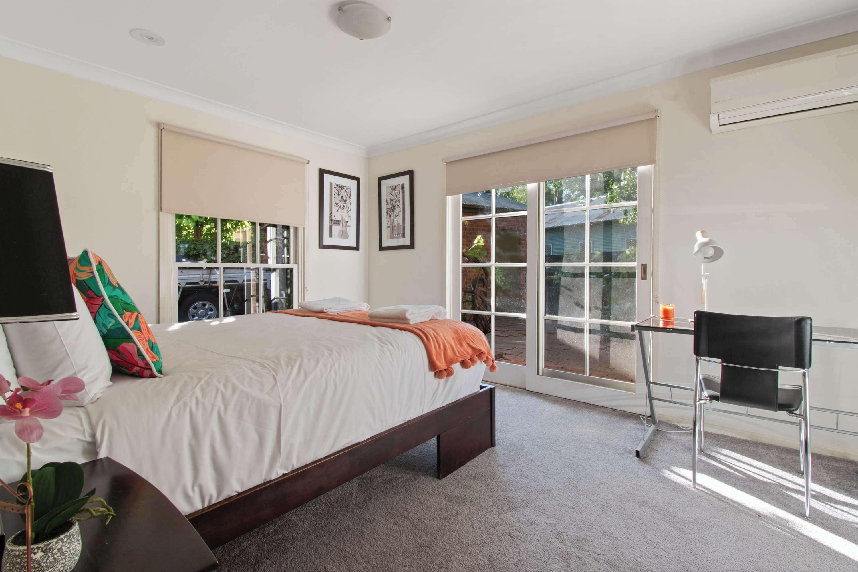 2 dormitoris, escriptori i planxa i posts de planxar 