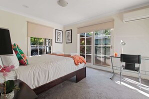 2 dormitorios, escritorio, tabla de planchar con plancha y cuna de viaje