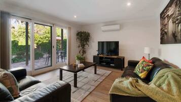 TV, DVD player, livros, escritórios