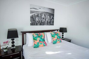 2 soverom, skrivebord, strykejern/-brett og reiseseng for barn