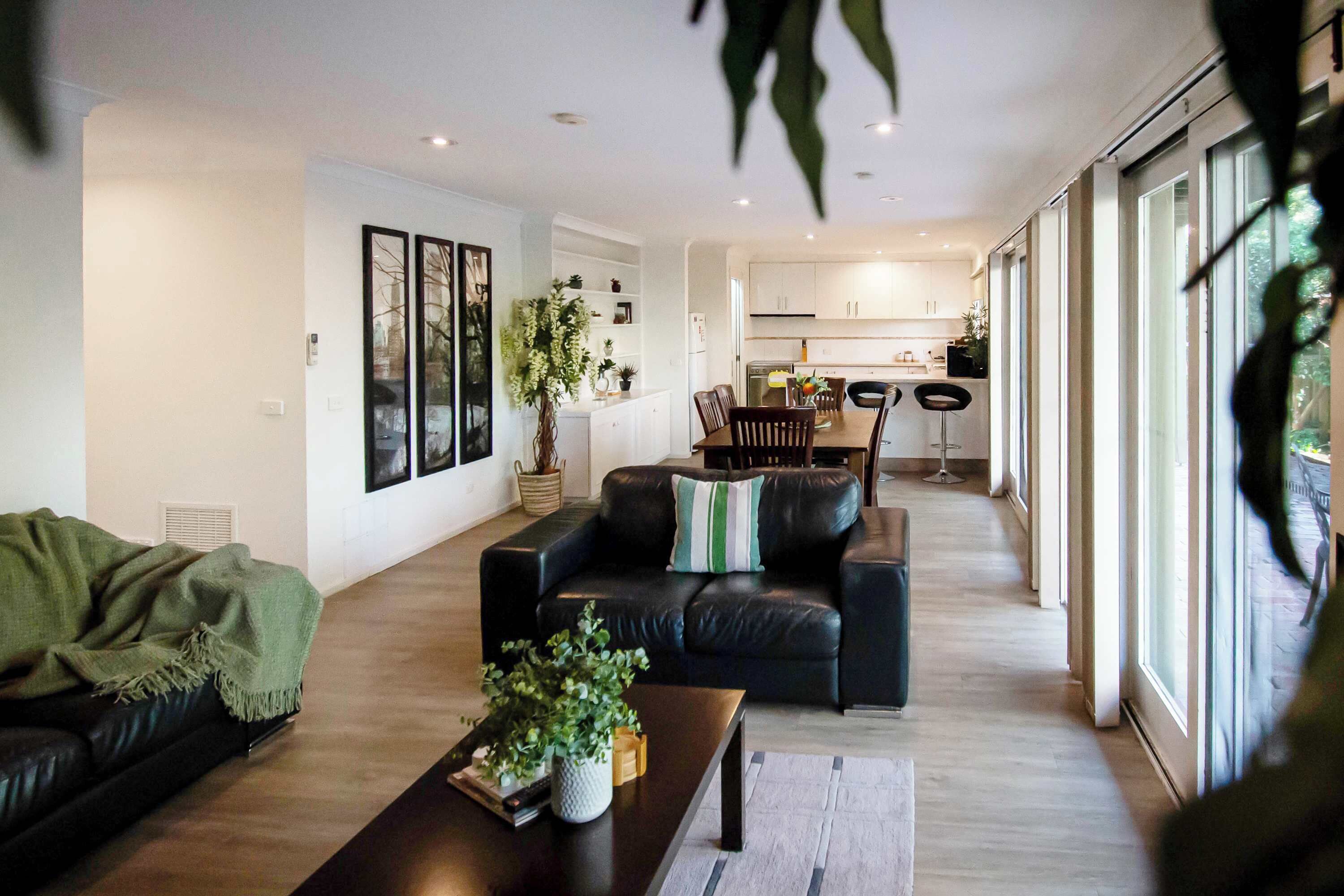 Fernseher, DVD-Player, Bücher, Arbeitsbereiche