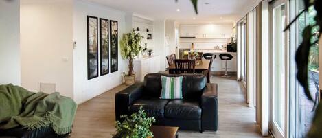 Televisie, een dvd-speler, boeken en een kantoor