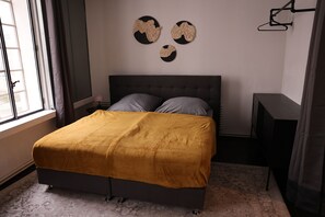 1 habitación, tabla de planchar con plancha, wifi gratis y ropa de cama 