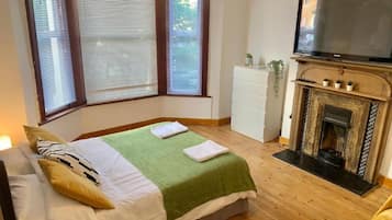 Comfort Room, 1 Double Bed | Living area