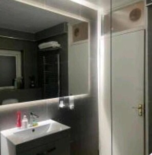 Comfort Room, 1 Double Bed | Bathroom
