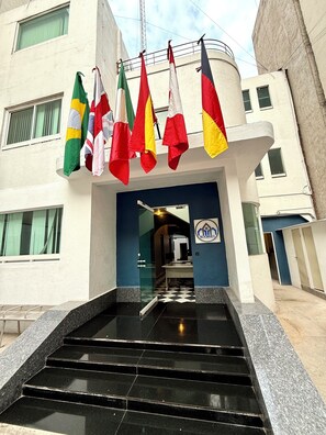 Property entrance - ROOMIES HOSTEL Reforma - La Diana (Mexico City)