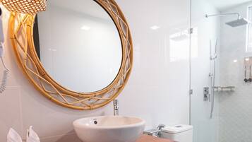 Pancuran mandi, pengering rambut, selipar, tuala disediakan