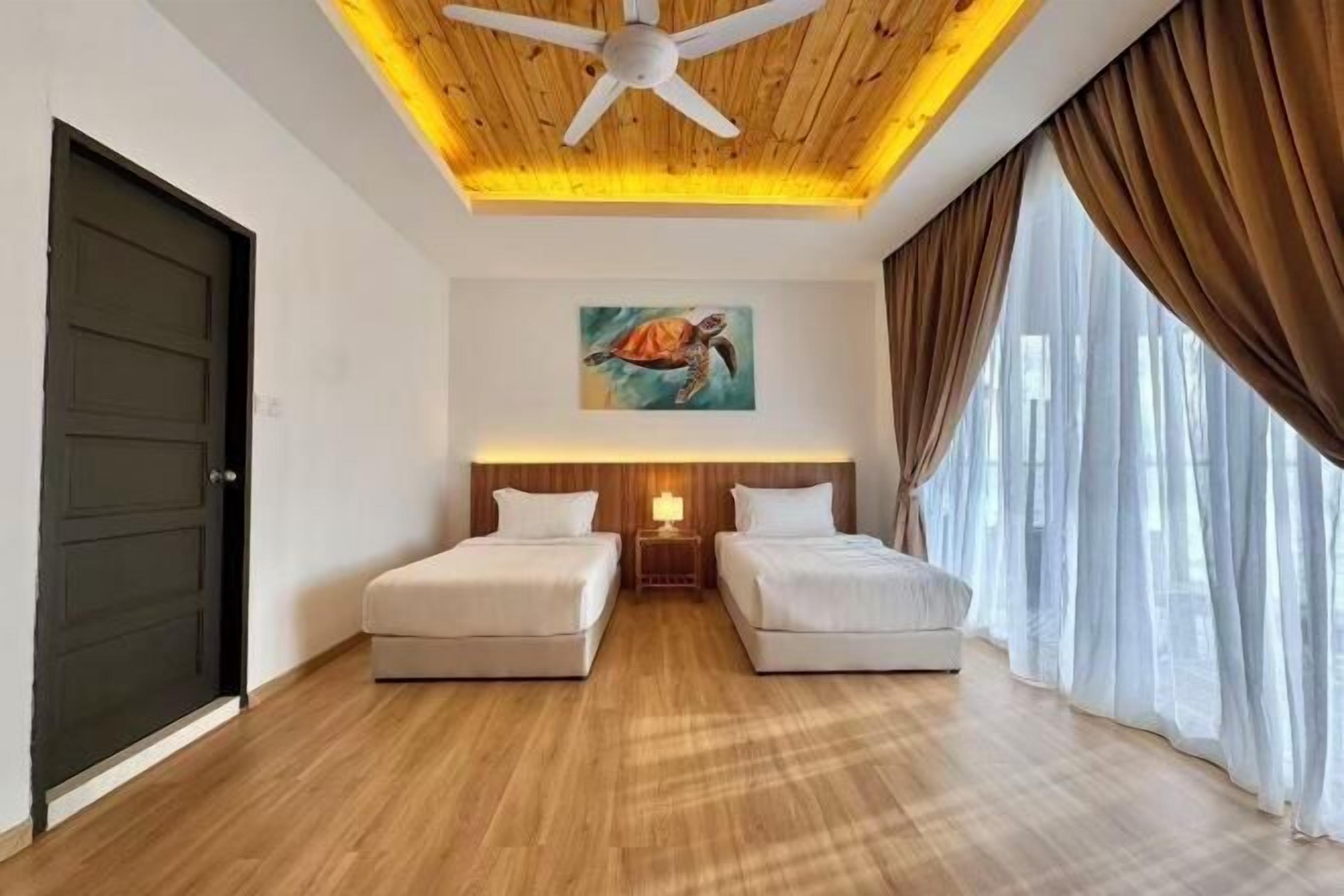 Desk, laptop workspace, iron/ironing board, free WiFi